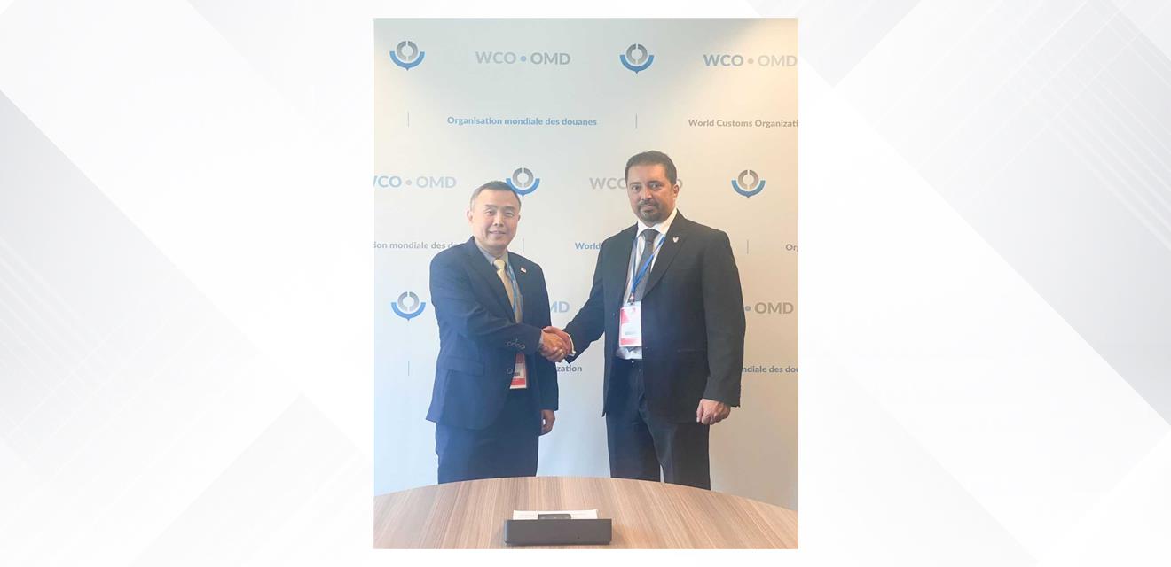 على هامش اجتماع منظمة الجمارك العالمية .. معالي الشيخ أحمد بن حمد يلتقي بمدير عام الجمارك السنغافوري<